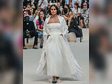 Показ Chanel впервые закрыла модель плюс-сайз в свадебном платье