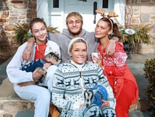 Милые козлята в свитерах и теплые пижамы: сестры Хадид встретили Рождество с братом-моделью и мамой
