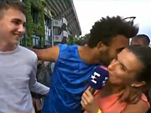 Теннисиста сняли с турнира за поцелуй журналистки: видео