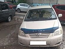 Просевший грунт едва не затянул с собой автомобиль в Уфе