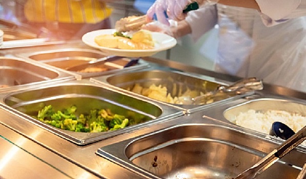 Горячее питание хотят выдавать всем школьникам