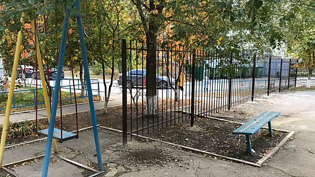 Жители: В саратовском дворе поставили забор и закрыли детям короткую дорогу в школу