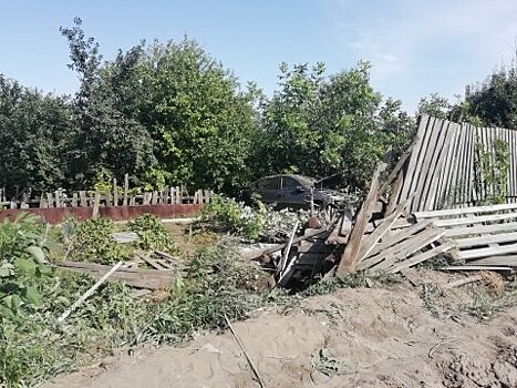 В Заводском районе водитель протаранил забор садового участка