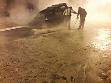 В Петербурге внедорожник ушел под землю из-за прорыва трубы