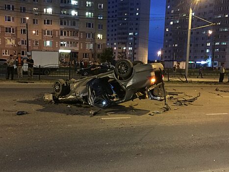 Легковушка перевернулась на крышу после ДТП на правом берегу