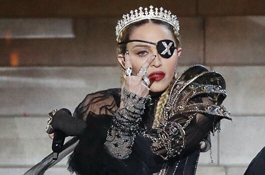 Один глаз таинственной Мадам X: Мадонна незабываемо дебютировала на «Евровидении»