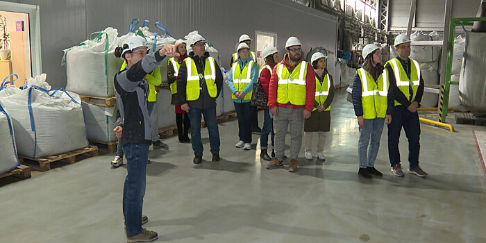 Как собирают самолет и делают конфеты? В Москве организовали экскурсии по заводам