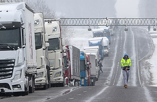 После закрытия КПП между Польшей и Белоруссией на границе образовалась 60-километровая автомобильная очередь