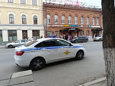 В Самаре правоохранители нашли водителя иномарки со "шторками" на номерах