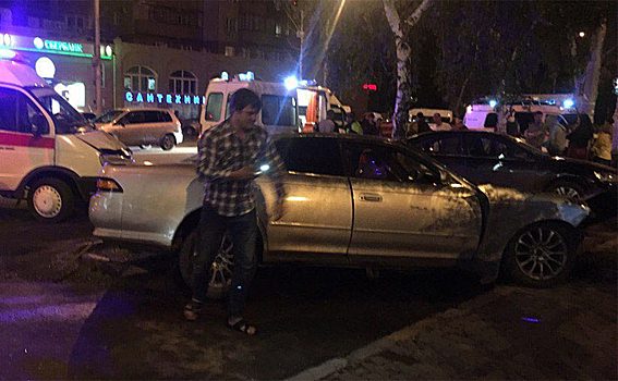 Toyota Mark II и Hyundai Solaris не поделили дорогу
