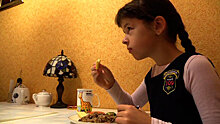 Пищевой конфликт: ребенку-аллергику запретили приносить в школу Екатеринбурга еду из дома