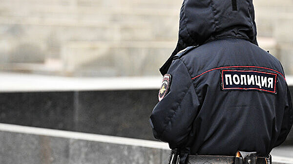 Вооруженный преступник ограбил прохожего у метро в Москве