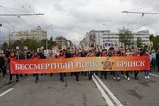 В «Бессмертном полку» в Брянске прошли 100 тыс. человек