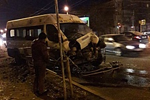 В Челябинске столкнулись легковушка и автобус