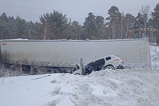 Девочка и три женщины погибли в ДТП с фурой под Иркутском