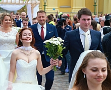 Влюбленные петербуржцы отметили День семьи, любви и верности танцами у Петропавловки
