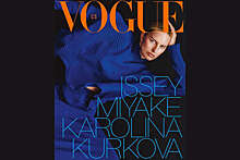 38-летняя супермодель Каролина Куркова снялась для обложки Vogue