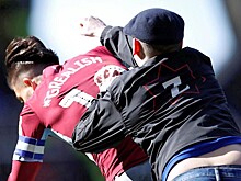 Жесть дня: фанат выбежал на поле и врезал игроку «Астон Виллы». Самое дикое дерби Англии