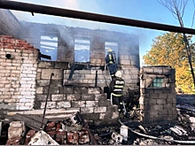 Астраханская область в огне: горит сухая трава, пламя на хозпостройках