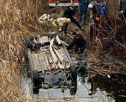 В Соль-Илецке Nissan Almera упал с моста в реку. Два человека погибли