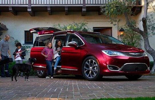 Минивэн Chrysler Pacifica доступен в новой версии Touring Plus