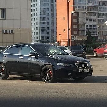 Иномарку в Красноярске закидали сырыми яйцами