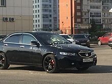 Иномарку в Красноярске закидали сырыми яйцами