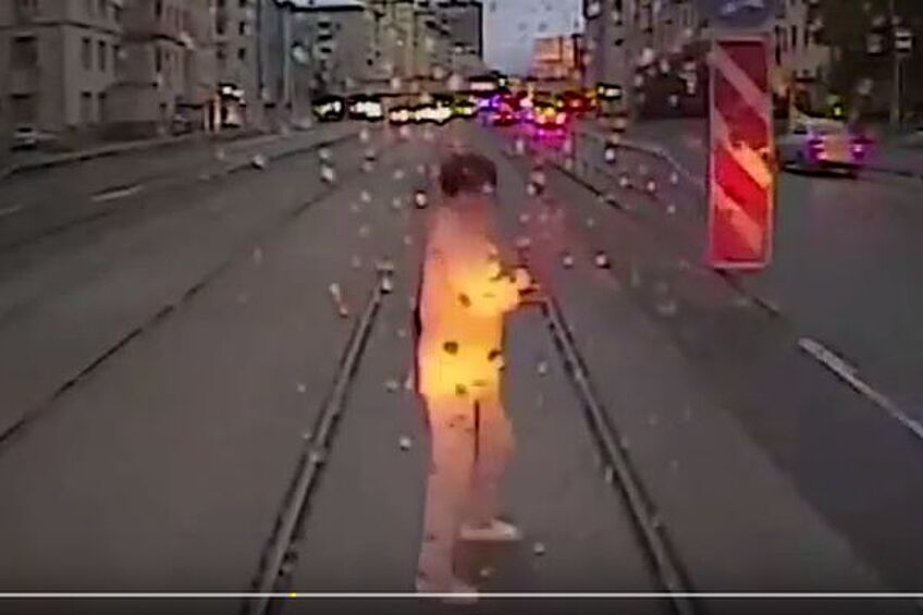 В прямом эфире совершаются самоубийства, и видео с людьми, которые бьются в предсмертных конвульсиях, набирают колоссальное количество просмотров. В сеть выкладываются видео убийств, и пока их не удаляют администрации соцсетей, мало кто может устоять перед просмотром. На фото: трамвай в Москве насмерть сбивает засмотревшуюся в телефон женщину