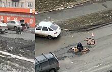 Житель Копейска сам отремонтировал ямы на дороге