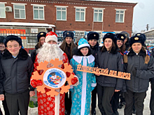 В Мариинске Кемеровской области Дед Мороз, общественники и учащиеся полицейского класса поздравили автомобилистов с Новым годом