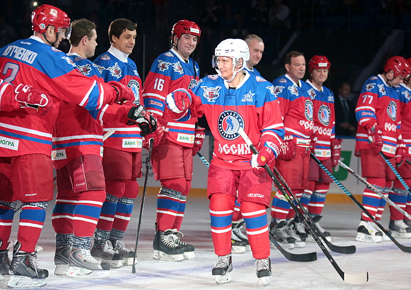 Президент России Владимир Путин в свой день рождения сыграл в хоккей и забросил семь шайб в гала-матче Ночной хоккейной лиги (НХЛ) в Сочи