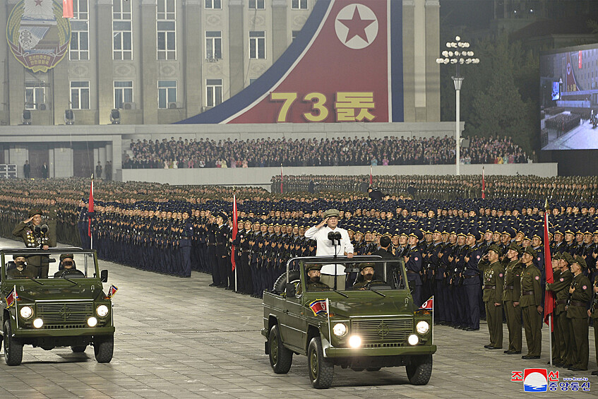 Военный парад в честь 73-й годовщины основания КНДР на площади Ким Ир Сена в Пхеньяне, 2021 год