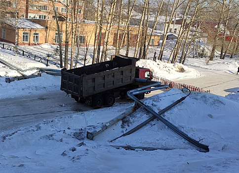 Грузовик протаранил теплотрассу в кузбасском городе