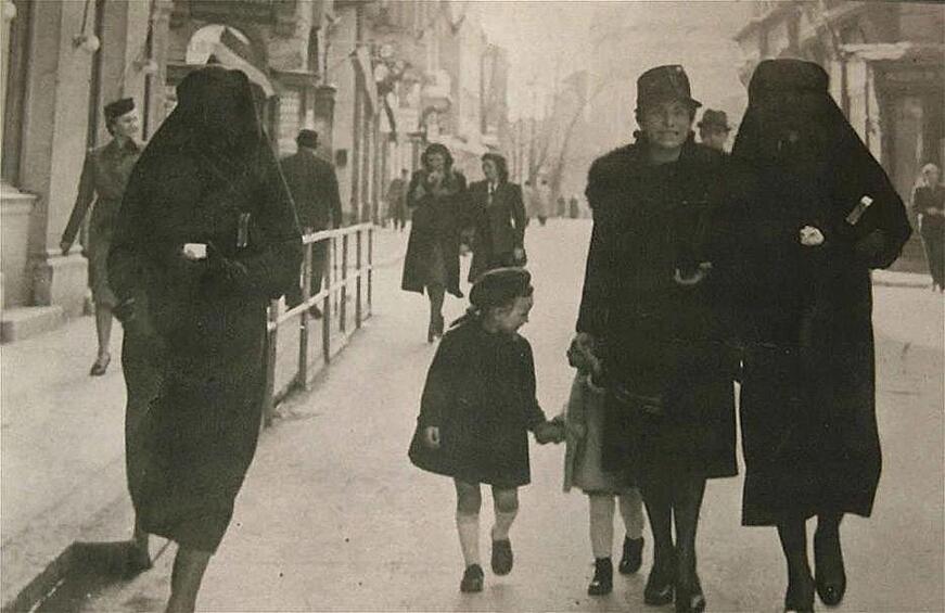 Мусульманка прикрывает желтую звезду своей еврейской соседки вуалью, чтобы ее никто не увидел. Сараево, бывшая Югославия. 1941 год.