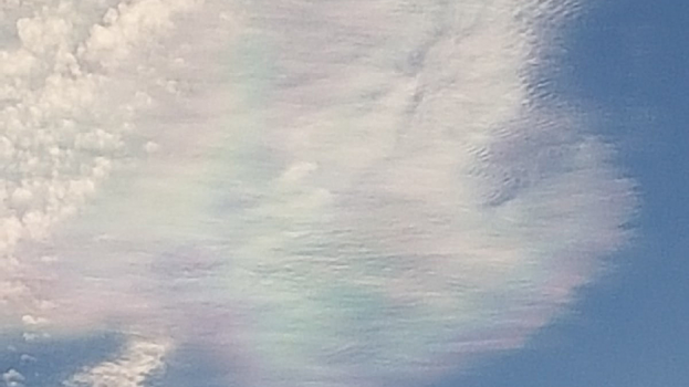 Над Саратовской областью жители увидели редкие радужные облака