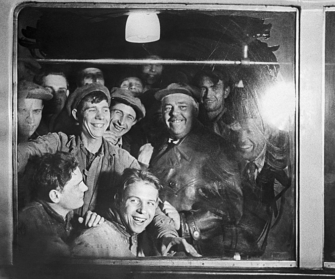Строители московского метро стали первыми его пассажирами. 1935 г.