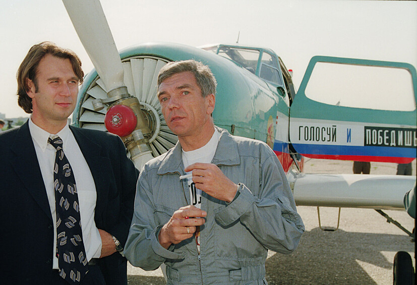 Участник избирательного штаба Бориса Ельцина Сергей Лисовский и Юрий Николаев перед агитационным авиаперелетом «Ельцин – наш Президент», 1996 год