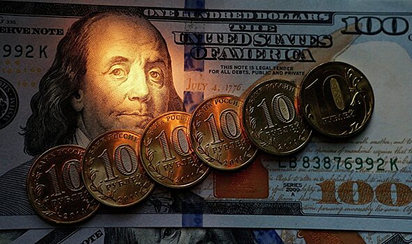 Эксперты посоветовали россиянам закупаться валютой