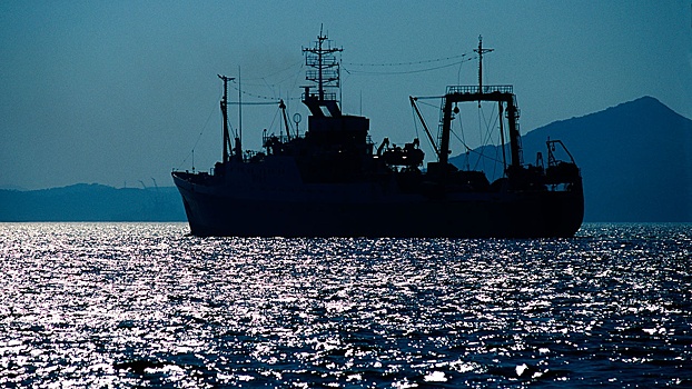 Спасательное судно прибыло к застрявшему в Охотском море траулеру