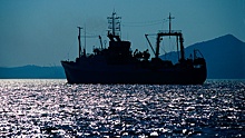 Спасательное судно прибыло к застрявшему в Охотском море траулеру