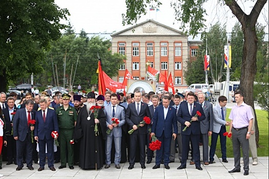 Андрей Травников вместе с жителями Новосибирска почтил память не вернувшихся с войны