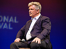 Алек Болдуин вызвался спеть хит AC/DC на инаугурации Трампа