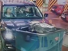 «Пункт назначения»: в Пензе мусорный контейнер врезался в машину