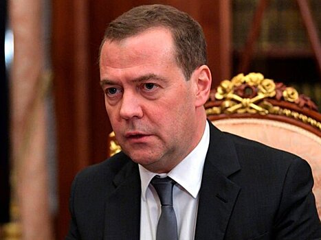 Медведев призвал поддерживать несистемную оппозицию на Западе