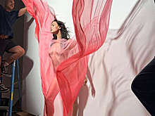 Супермодель Ирина Шейк в прозрачной ткани снялась для календаря Pirelli