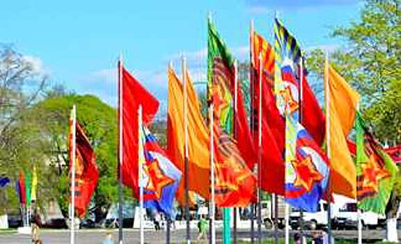 Суд обязал подрядчика, украшавшего Вологду к праздникам флагами, вернуть их на место