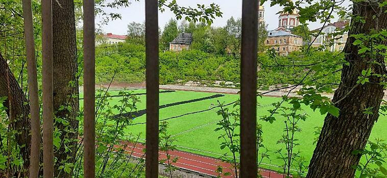 На стадионе «Трудовые резервы» из поля с искусственным покрытием торчат саморезы