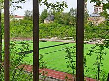 На стадионе «Трудовые резервы» из поля с искусственным покрытием торчат саморезы