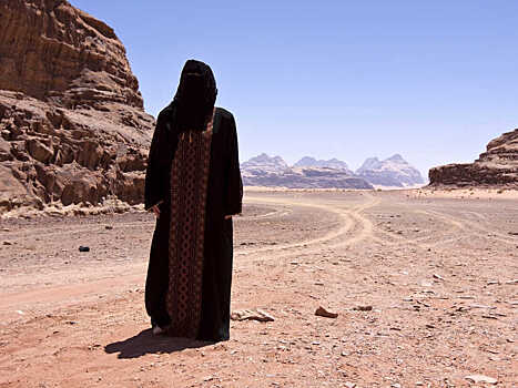 Почему в пустыне носят черную одежду, если она сильнее нагревается