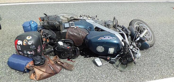 Мотоциклист разбился в ДТП с двумя грузовиками в Удмуртии